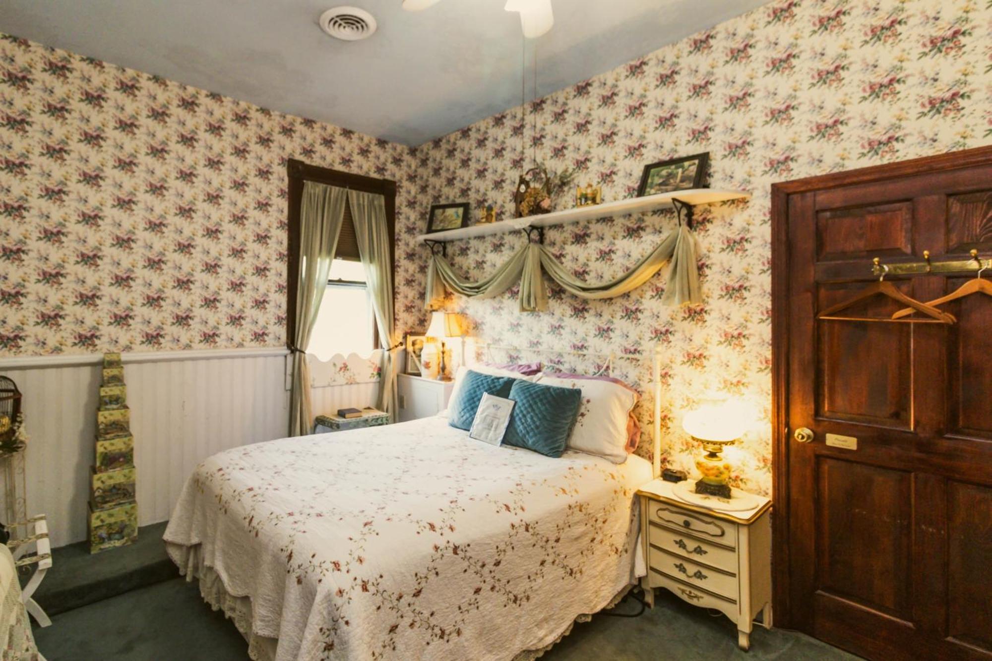 Simmons-bond Toccoa